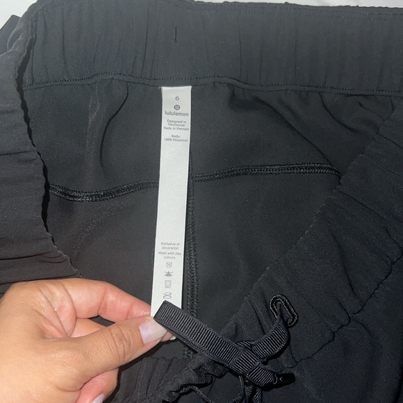 🖤 Lululemon On The Fly Pants Crop *Woven 23"
Black Sz 6✨Like 🆕 - Picture 8 of 10